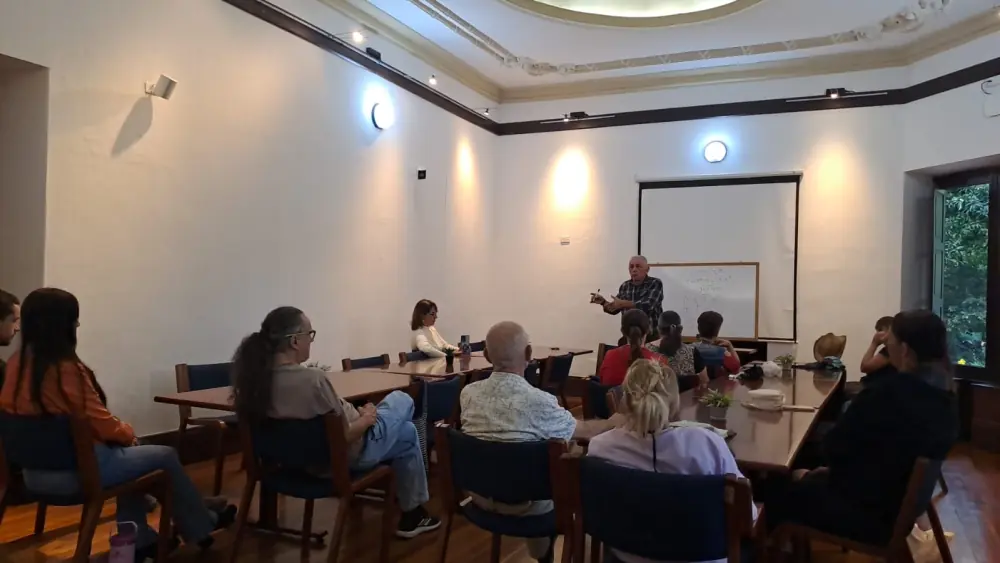 Asistentes en la conferencia semanal de La Luz Eres Tú